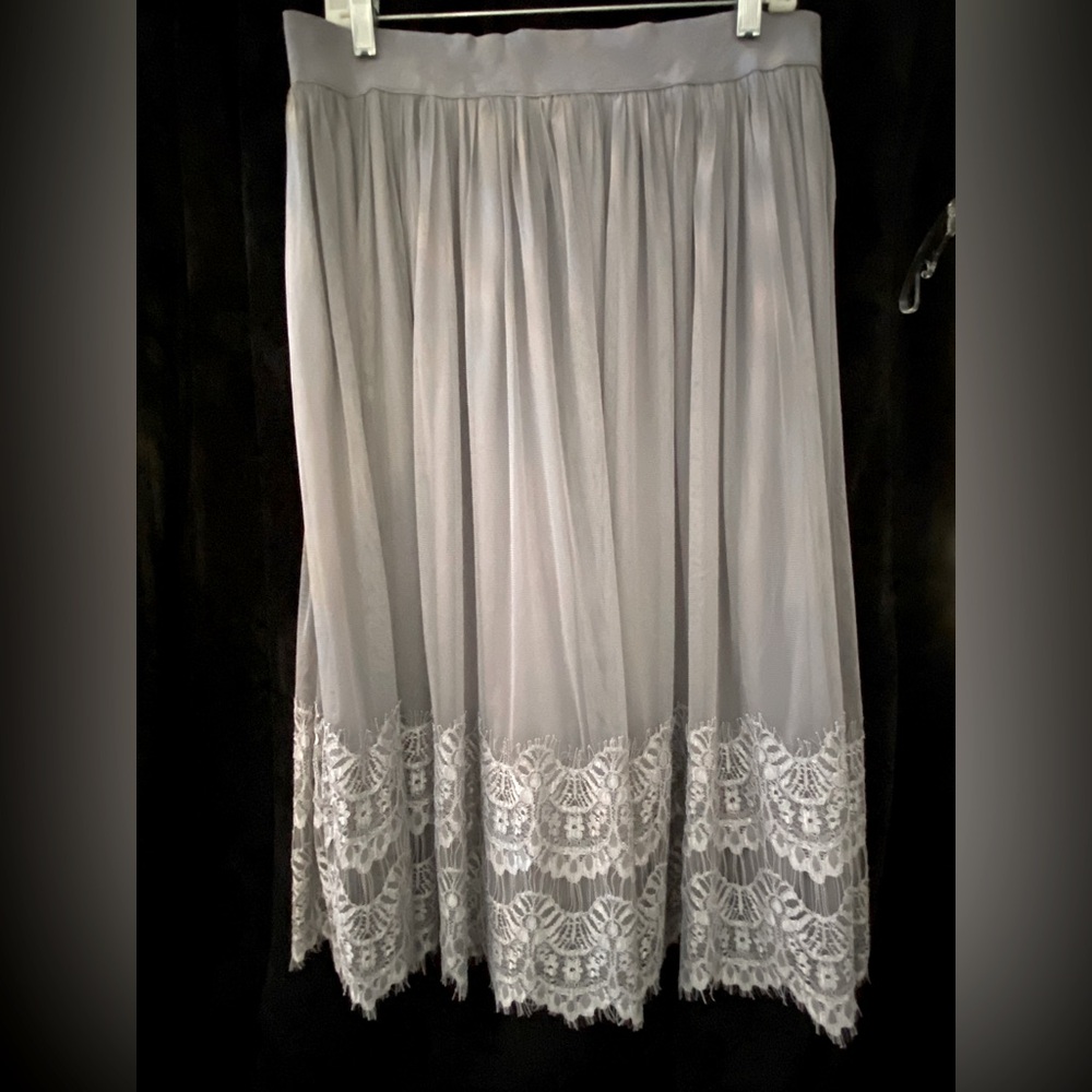 💥MoviNG sALe‼️NWT ULTRA PINK Gray Tulle Skirt w/Lace Hem. Sz L